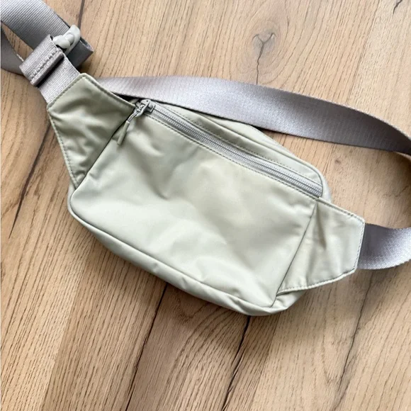 Lululemon Beige Everywhere Belt Bag 1L - Picture 2 of 3
